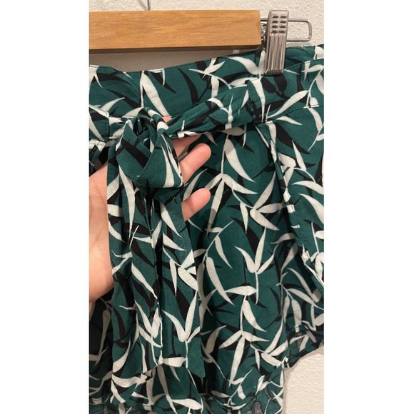 URBAN OUTFITTERS Tabby Tulip Tie Green White Shorts - Picture 4 of 5